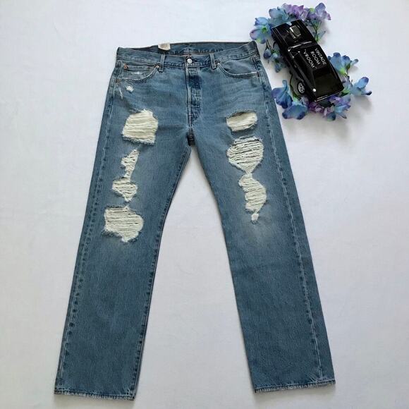Levi's NWOT 501 Light Wash Distressed Straight Jeans Men 36 x 32 - Picture 2 of 10